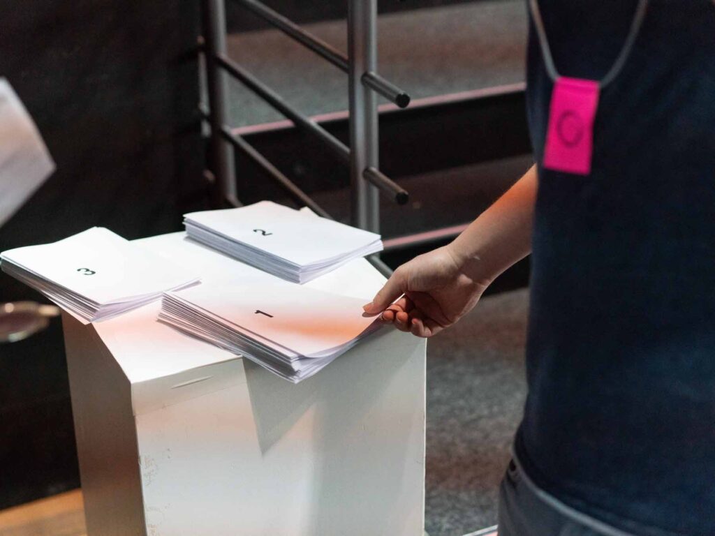 A man picking up a piece of paper, project The Polarity Party. Photo: Dirk Rose