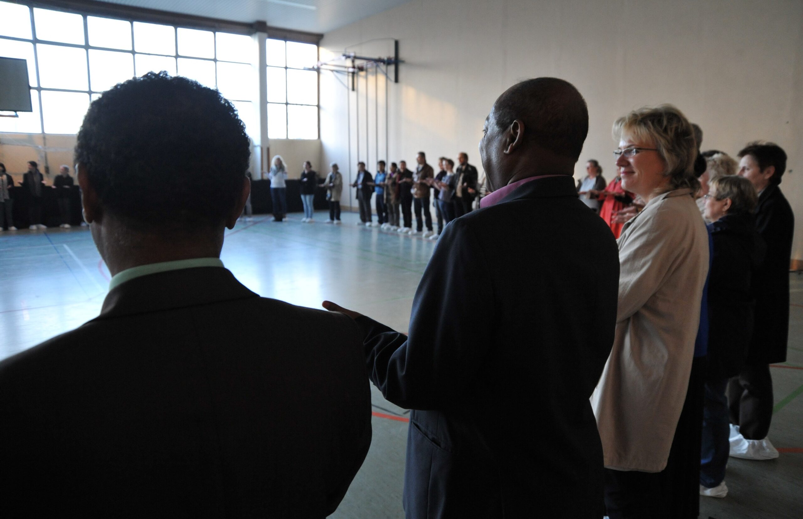 Image of people in a large circle in a workshop. photo: Marion Borriss